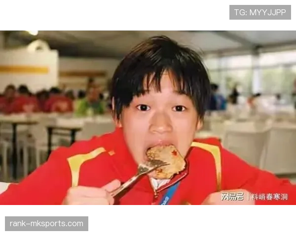 全红婵拎着大牌手袋坐路边吃烤串，旁边大爷盯着她看了三分钟